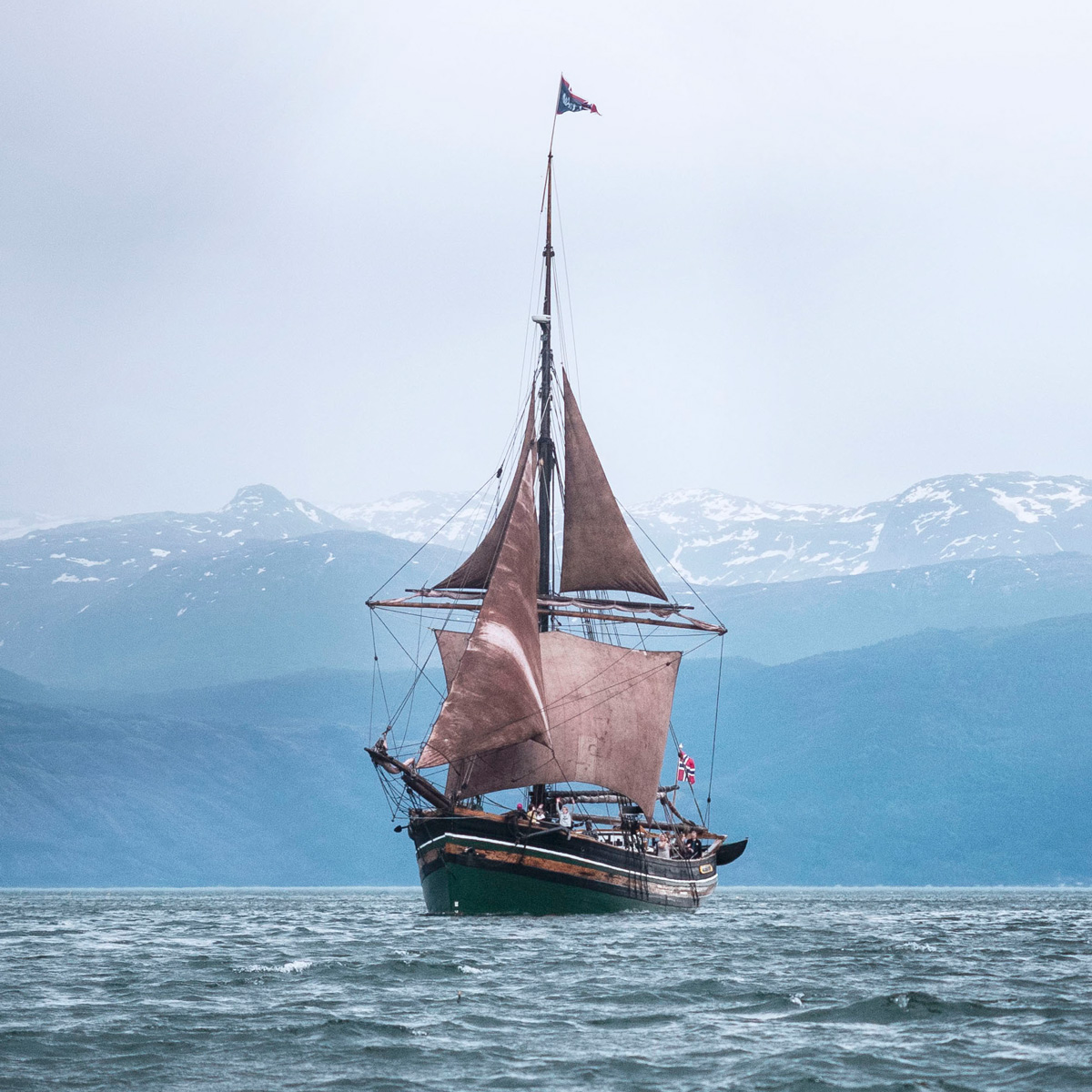 Hardangerjakta Mathilde på Fjorden med vind i segla Foto: Silje Ensby